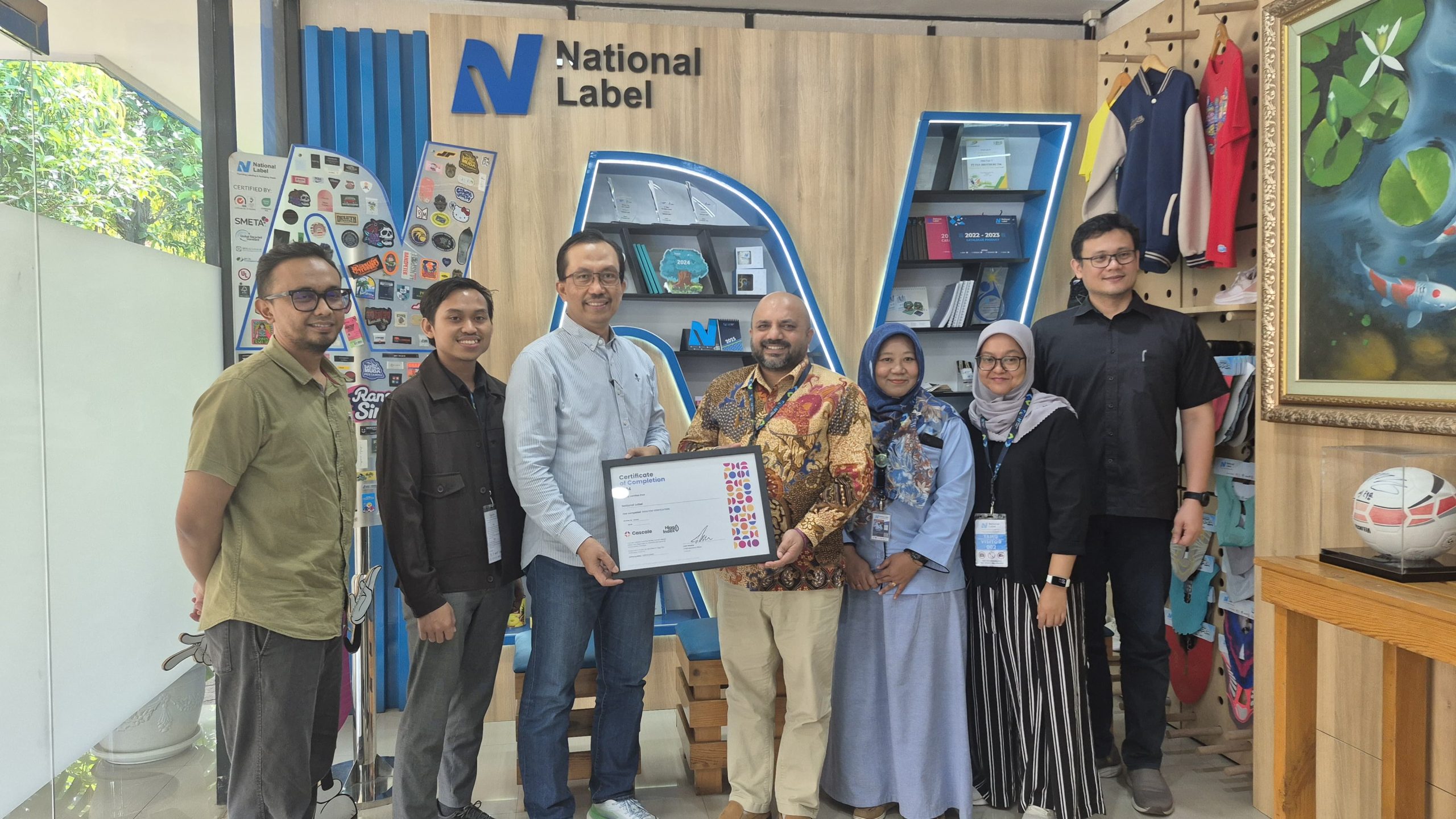 Serah Terima Sertifikat PT National Label Umas Daya Manufacturer — HIGG FEM Versi 4 Terverifikasi